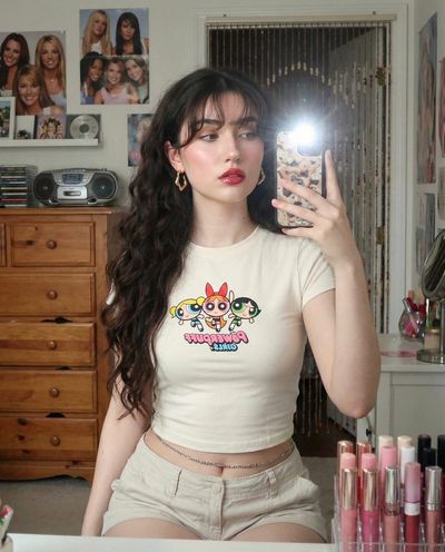 Throwback to Mirror Selfies: Capture Your 2000s Vibe!