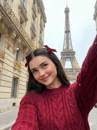 Parisian Winter Bliss: Cozy Selfie Vibes
