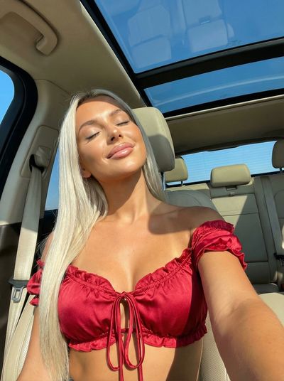 Sun-Kissed Serenity: A Glamorous Moment Captured