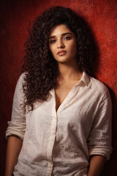 Dynamic Portraits: Masculine & Feminine Elegance