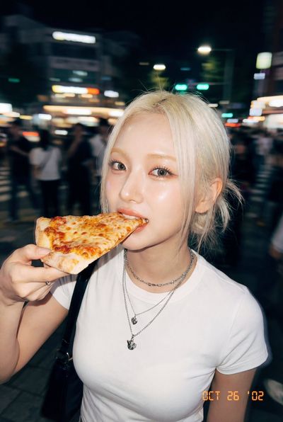 Pizza and Glam: A Y2K K-Pop Dream