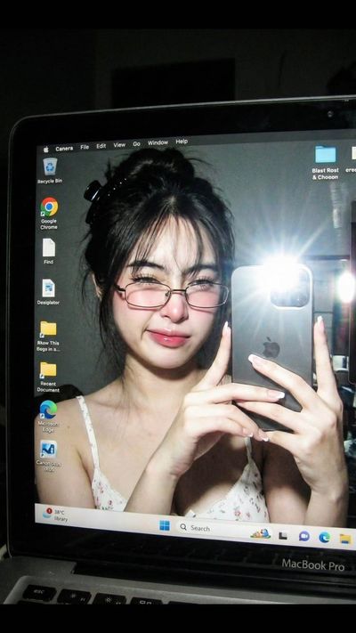 Flashback Vibes: A 2000s Selfie Revival