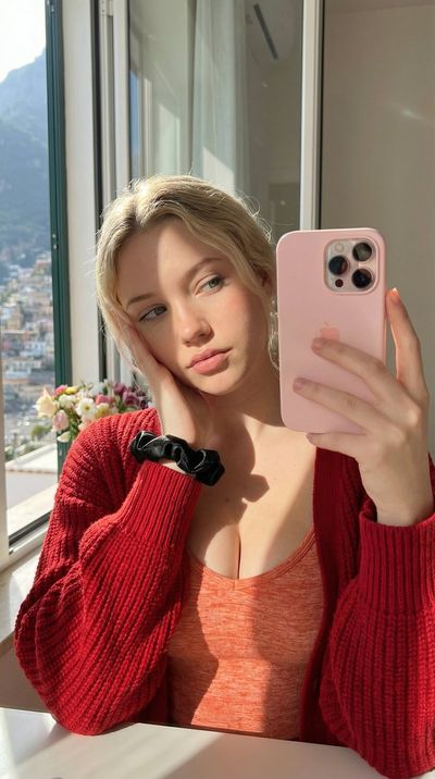 Weekend Vibes: Colorful Selfie Showdown