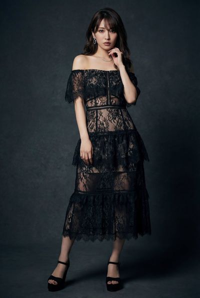 Lace and Allure: A Glamorous Idol Portrait