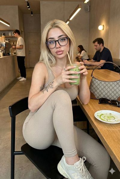 Chic Moments: A Relaxed Café Vibe