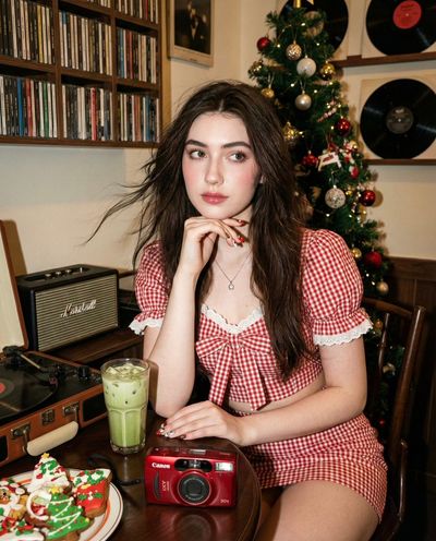 Charming Retro Vibes: A Doll-Faced Delight